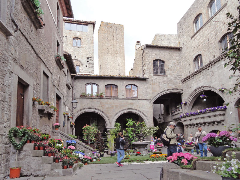 Viterbo, Piazza degli Alessandri